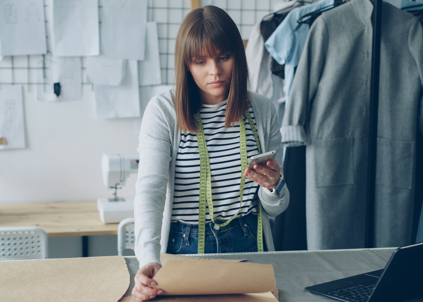 Une commerçante prépare une commande dans son atelier
