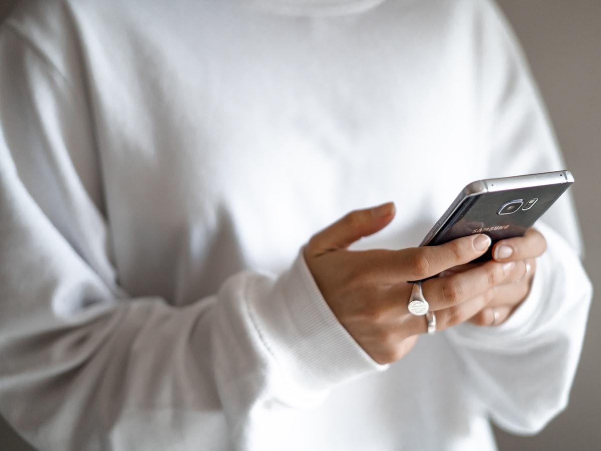 Une cliente commande depuis son téléphone